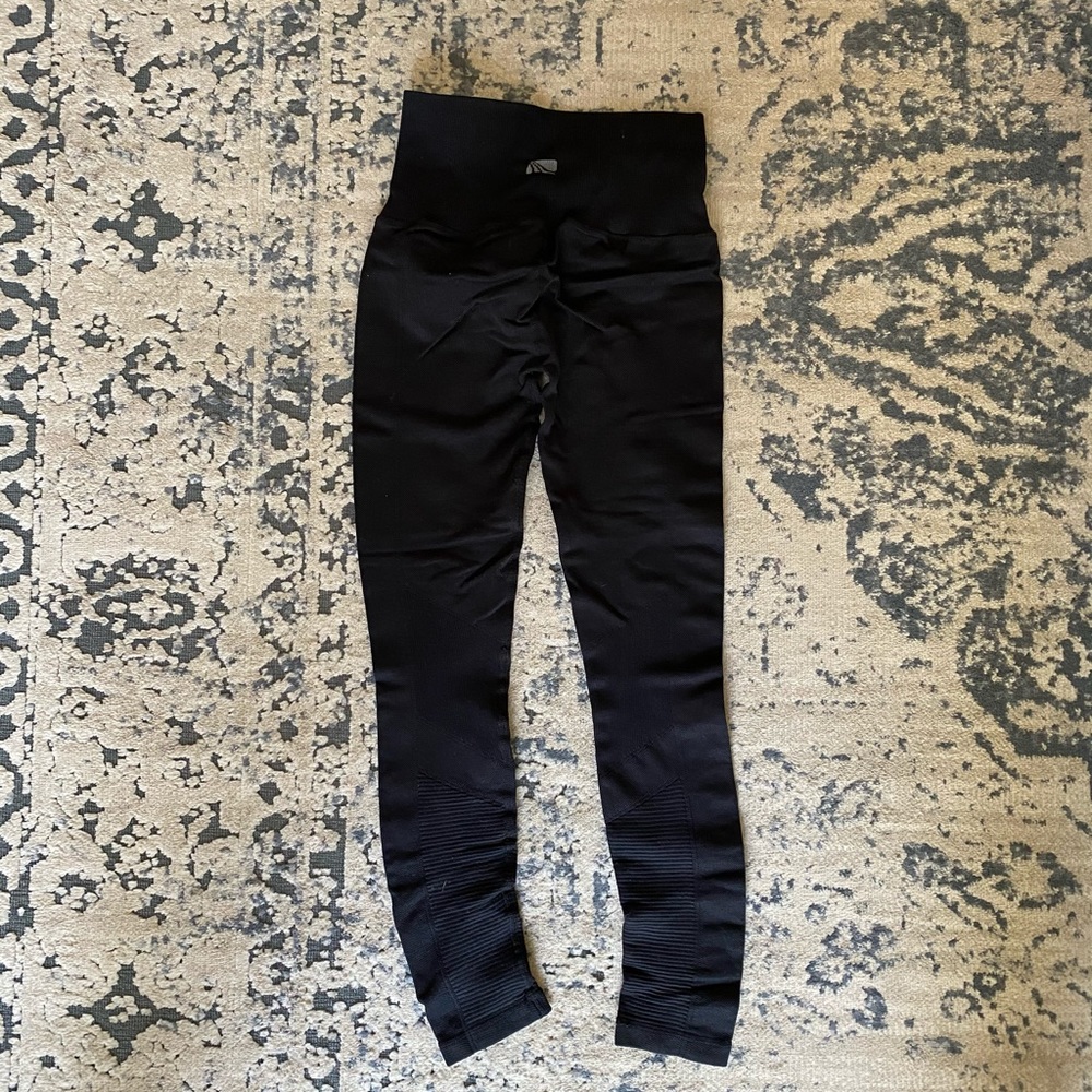 Black high rise crop pants